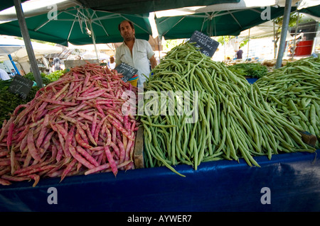 Grüne Bohnen, griechischen lokalen Markt Stall Trader, Piräus Markt, Griechenland, EU Stockfoto