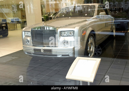Schaufensterbummel für Rolls-Royce-Luxus-Autos in Mayfair London UK Stockfoto