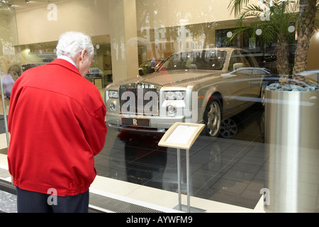 Schaufensterbummel für Rolls-Royce-Luxus-Autos in Mayfair London UK Stockfoto