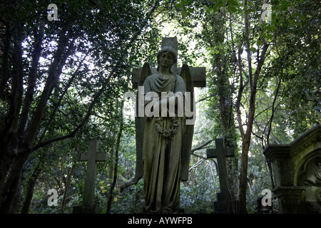 Engel-Statue auf dem Highgate Cemetery in London England Stockfoto