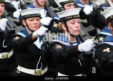 Weiblichen Matrosen der Royal Navy HMS Illustrious Streik Träger auf der Lord Bürgermeister Parade in London UK Stockfoto