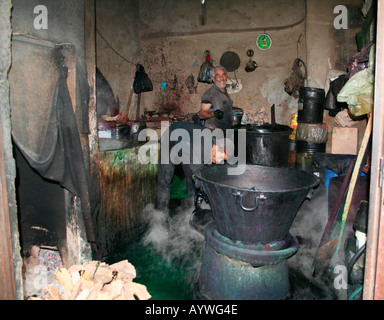 Arbeitnehmer im Stadtteil Färber Souk Des Teinturiers, Marrakesch, Marokko, Nordwest-Afrika Stockfoto