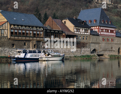 Lahnpromenade Mit Ringmauer Und Haeusern, Stadtmauer, Wirtshaus ein der Lahn, Boote, Dausenau, Lahn, Naturpark Nassau, Rheinland-Pfalz Stockfoto