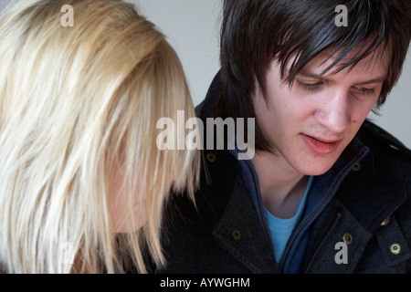 junge Teenager-paar blickte Studium etwas im Gespräch Stockfoto