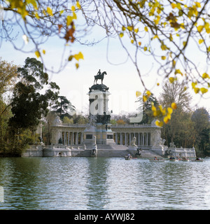 Parque del Retiro, Retiro-Park, Denkmal König Alfons XII, Teich Mit Ruderbooten, Herbstlich, Madrid Stockfoto