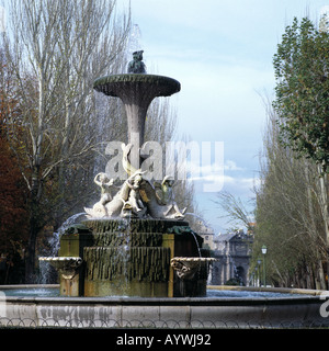 Retiro-Park, Brunnen, Brunnenfiguren, Parque del Retiro, Skulpturen, Blick Zum Stadttor Puerta de Alcalá, Madrid Stockfoto
