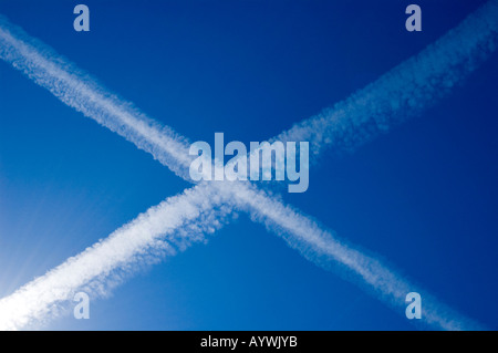 Flugzeug "Jet" Rauch Wanderwege durchqueren einen blauen Himmelshintergrund. Stockfoto