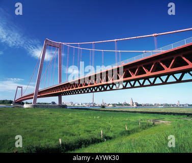 Haengebruecke schlug Den Rhein Und Stadtpanorama von Emmerich, Niederrhein, Nordrhein-Westfalen Stockfoto