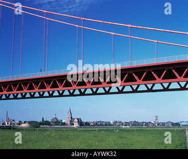 Haengebruecke schlug Den Rhein Und Stadtpanorama von Emmerich, Niederrhein, Nordrhein-Westfalen Stockfoto