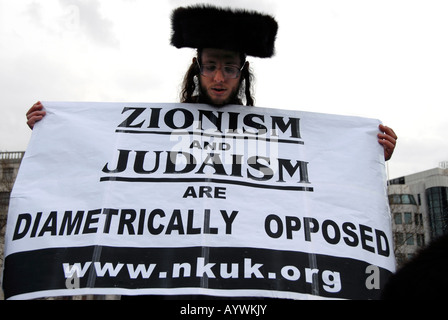 Orthodoxe Juden Mitglieder von Neturei Karta International Juden gegen Zionismat stoppen die Krieg-demo Stockfoto