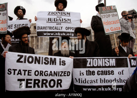 Orthodoxe Juden Mitglieder von Neturei Karta International Juden gegen Zionismat stoppen die Krieg-demo Stockfoto