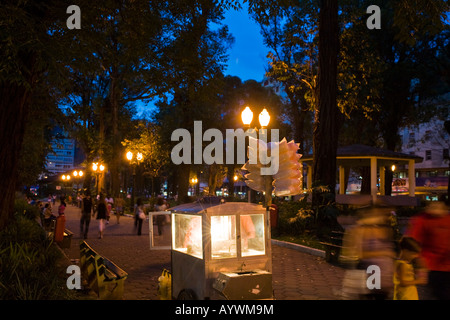 Freizeit in der Abenddämmerung in einer brasilianischen Kleinstadt quadratische Nova Friburgo Stadt Rio De Janeiro Brasilien Stockfoto