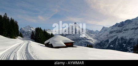 Teil der Busalp Rodelbahn mit einer Berghütte, winter Stockfoto