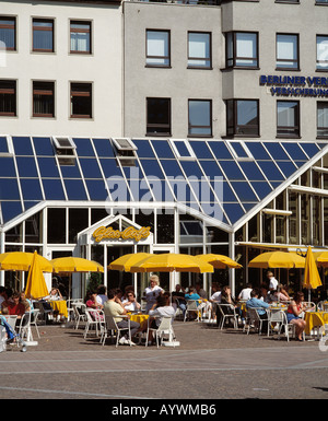 Menschen einer Vor Dem Strassenrestaurant Glas-Cafe in Bochum, Ruhrgebiet, Nordrhein-Westfalen Stockfoto