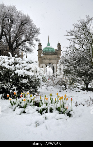 Schnee auf dem Gateway Royal Pavilion in Brighton UK April 2008 Stockfoto