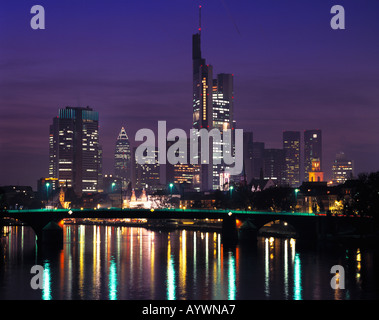 Mainpromenade, Panoramaaufnahme der Skyline Bankenviertel Mit Messeturm Und Paulskirche Bei Nacht, Frankfurt Am Main, Hessen Stockfoto