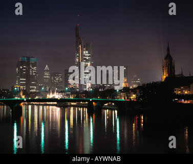 Mainpromenade Bei Nacht, Panoramaaufnahme der Skyline Bankenviertel Mit Messeturm, Dom, Paulskirche, Frankfurt Am Main, Hessen Stockfoto