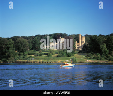 Schlosspark Und Schloss Babelsberg, Schlossgarten, Boot, Ansicht von der Havelseite, Potsdam-Babelsberg, Havel, Brandenburg Stockfoto