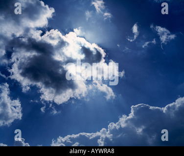 Wolkenstimmung, Dunkle Wolken bin Himmel Stockfoto