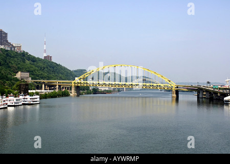 Die Fort Pitt-Brücke über den Monongahela Fluss in Pittsburgh, Pennsylvania Stockfoto