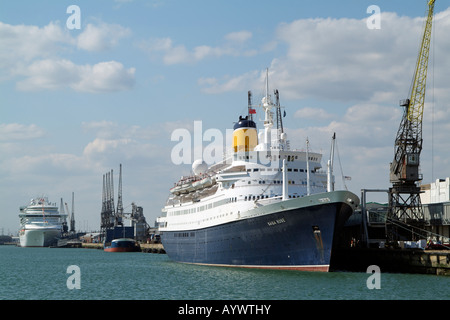 Saga Rose Kreuzfahrt Schiff Hafen Southampton England UK Dockside und Ventura Cruiser Stockfoto