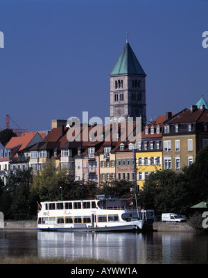 Stadtansicht, Uferpromenade, Ausflugsdampfer, Mainpromenade Mit Heilggeistkirche in Schweinfurt, Main, Unterfranken, Bayern Stockfoto