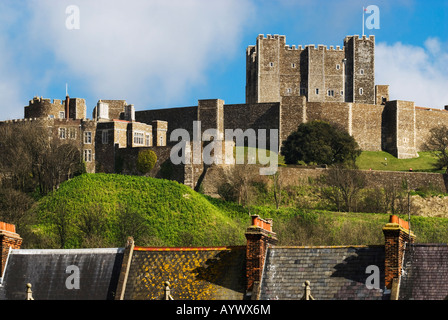 Ansicht von Dover Castle, Dächer von Wohnhäusern im Vordergrund, Kent, UK Stockfoto