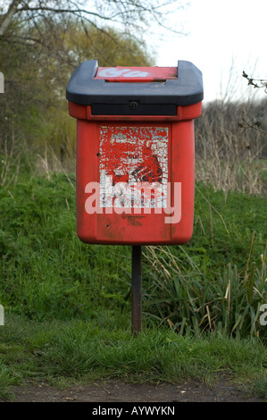 Hund-Abfallbehälter auf Wanderweg im Park. Lagerplätze sind aufgestellt, um Hund Besitzer, sauber u nach ihren Hund Chaos erlauben. Stockfoto