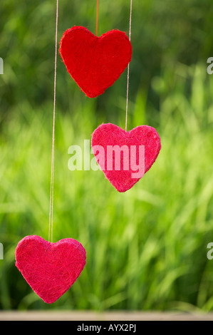 rotes Herz Dekoration in den Garten Stockfoto
