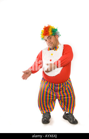In voller Länge Portrait von einem Zwerg Clown zeigt Hände vor einem weißen Hintergrund Stockfoto