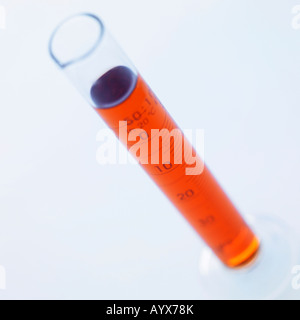 Chaos-Zylinder mit orange Flüssigkeit Stockfoto