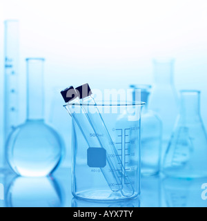 Reagenzglas in das Becherglas mit blauem Hintergrund Stockfoto