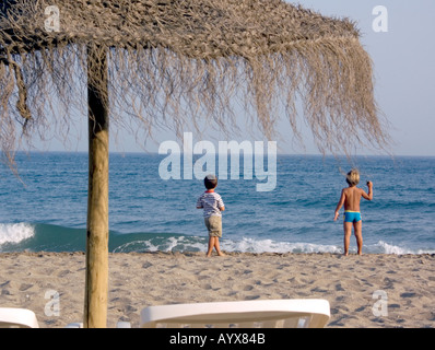 Jungen spielen am Strand, Carvajal, Fuengirola, Costa Del Sol, Spanien, Europa, Stockfoto
