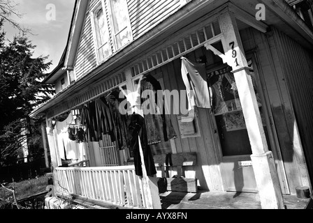 Wäsche trocknen in der Sonne vor einem alten Haus im Stadtteil downtown Eastside Erbe von Strathcona Stockfoto