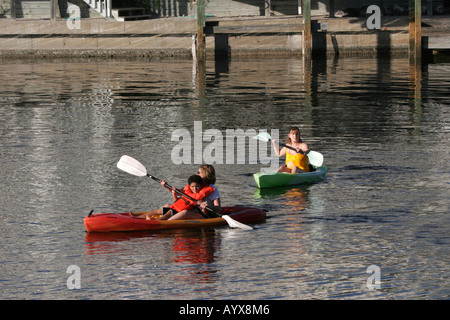 Spielen in Kajaks auf South Padre Island Wasserstraßen Corpus Christi Texas TX USA Stockfoto