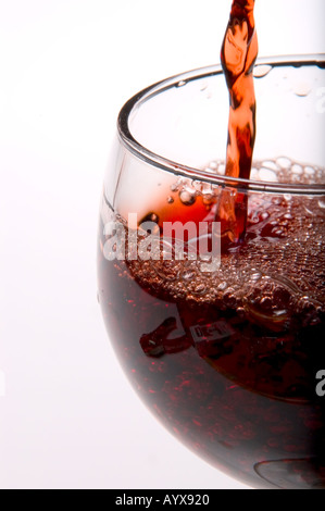 Rotwein wird in Weinkelch Glas gegossen Stockfoto