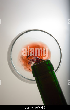 Top-down Ansicht Rotwein in Glas grüne Weinflasche Hals Stockfoto