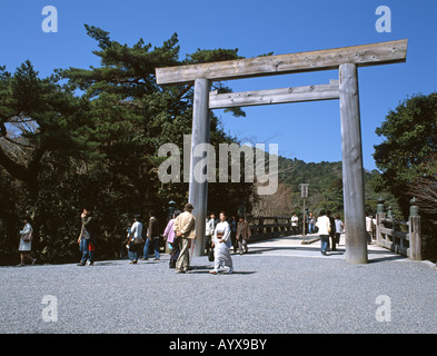 Besucher, die durch riesige Torii-Tor, Ise-Shintō-Schrein, Naiku, Präfektur Mie, Japan Stockfoto