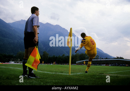 Rumäniens Gheorghe Hagi peitscht den Ball in den Strafraum Liechtenstein während seiner Seiten 8: 1-Sieg in Essen. Stockfoto