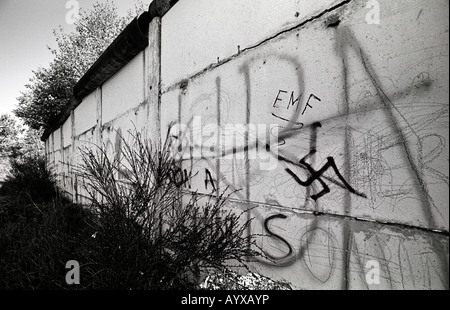 DEUTSCHLAND DER WAND IN GORSDORF IN DER EHEMALIGEN DDR MIT NAZI-HAKENKREUZ 2008 Stockfoto