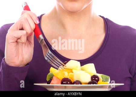 Junge Frau essen Obst Salat Modell veröffentlicht Stockfoto