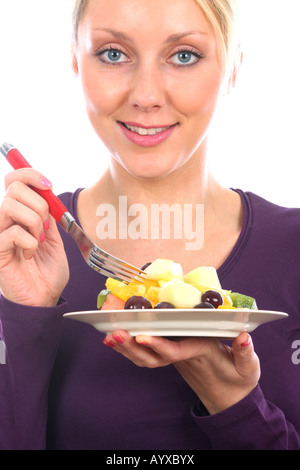 Junge Frau essen Obst Salat Modell veröffentlicht Stockfoto
