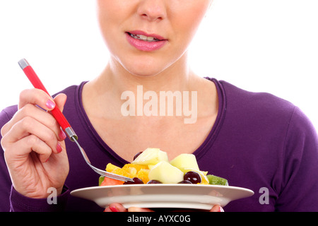 Junge Frau essen Obst Salat Modell veröffentlicht Stockfoto