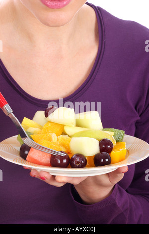 Junge Frau essen Obst Salat Modell veröffentlicht Stockfoto