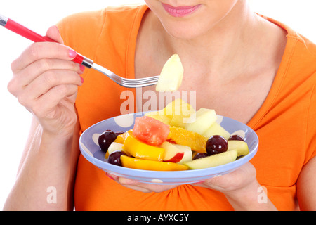 Junge Frau essen Obst Salat Modell veröffentlicht Stockfoto