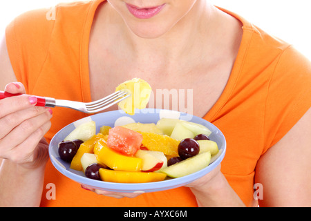 Junge Frau essen Obst Salat Modell veröffentlicht Stockfoto