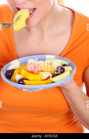 Junge Frau essen Obst Salat Modell veröffentlicht Stockfoto