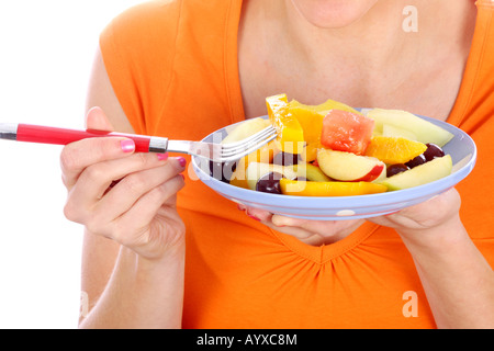 Junge Frau essen Obst Salat Modell veröffentlicht Stockfoto