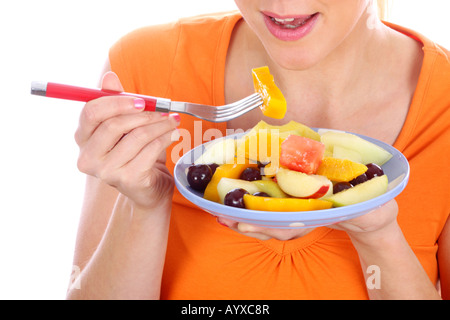 Junge Frau essen Obst Salat Modell veröffentlicht Stockfoto