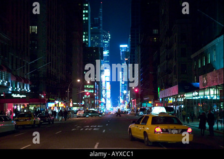 Auf der Suche nach unten Seventh Avenue in Richtung Times Square-New York-USA Februar 2005 Stockfoto